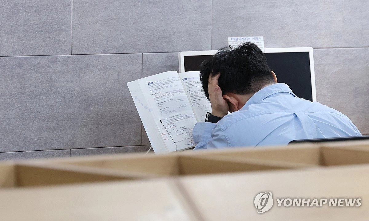 Hàn Quốc: Gần 450.000 thanh niên ngồi không ở nhà trong tháng 7