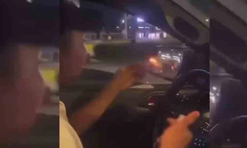 Clip: Tài xế “chơi dại” vừa lái ô tô vừa đốt pháo bị xác minh, xử lý