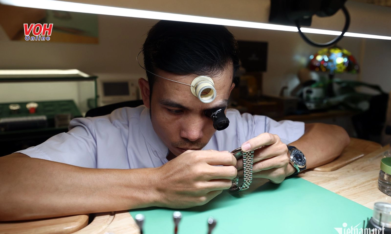 Chàng trai bỏ túi tiền tỷ nhờ nghề sửa đồng hồ