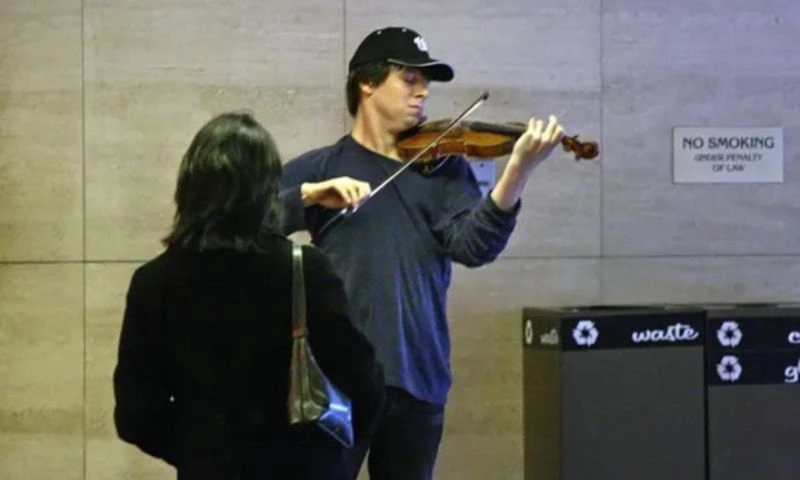 Nghệ sĩ violin nổi tiếng với cây đàn 87 tỷ đồng lại không được đón nhận khi biểu diễn nơi công cộng?
