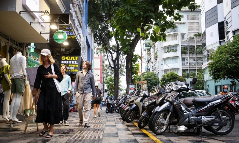 TPHCM đẩy nhanh tiến độ thu phí sử dụng lòng đường, vỉa hè