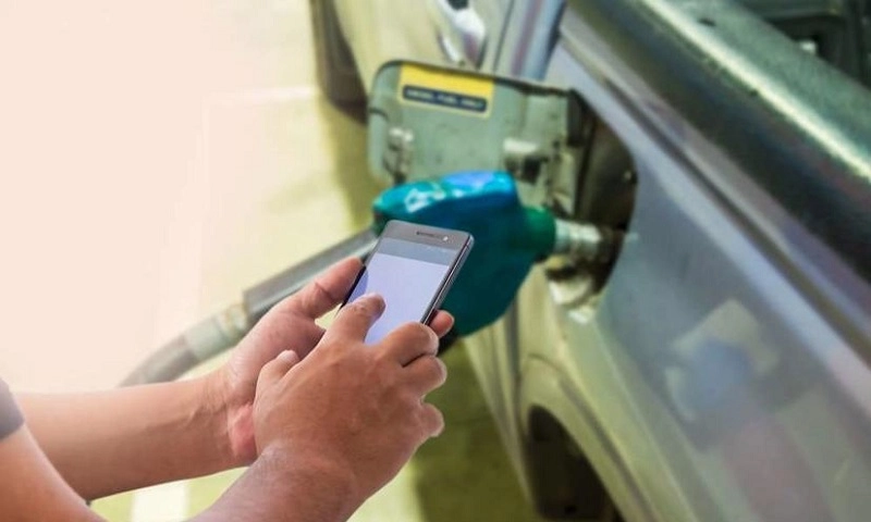Vì sao không sử dụng điện thoại di động khi đổ xăng?
