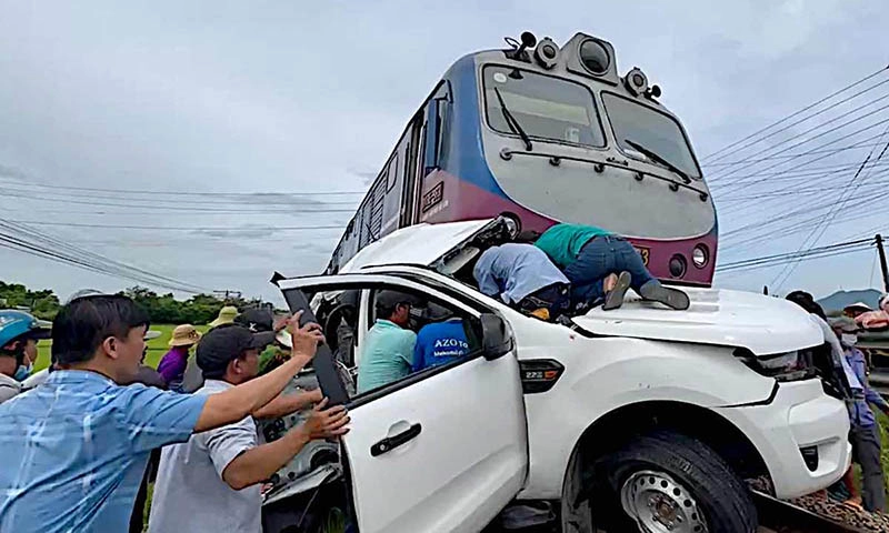 Vụ tai nạn tàu hỏa đẩy xe ô tô 300m, tài xế xe ô tô đã tử vong