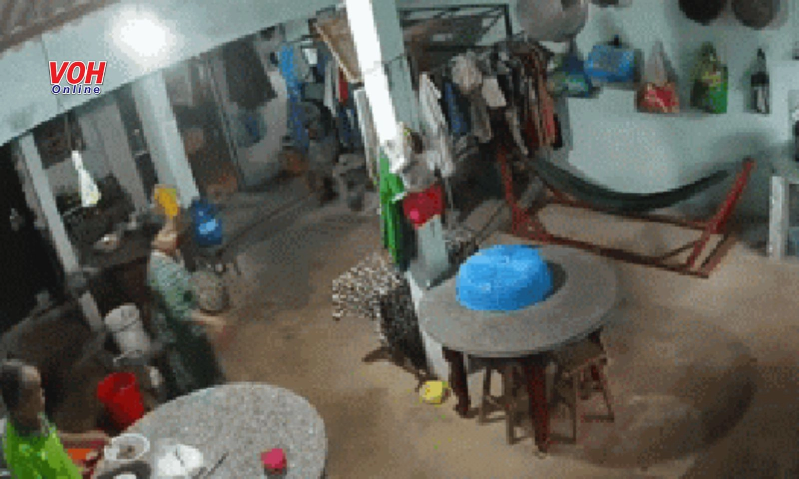 Nghỉ lễ không về nhà, người con bật khóc khi chứng kiến  hành động của bố qua camera