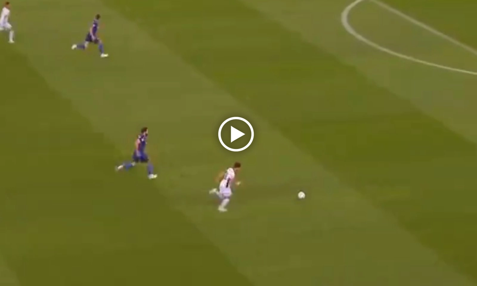 VIDEO: Pedro Neto độc diễn khiến sao Man City bất lực truy cản   