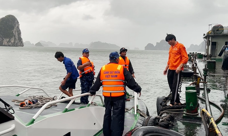 Cứu thành công 43 thuyền viên trên 8 tàu, sà lan gặp nạn trên biển