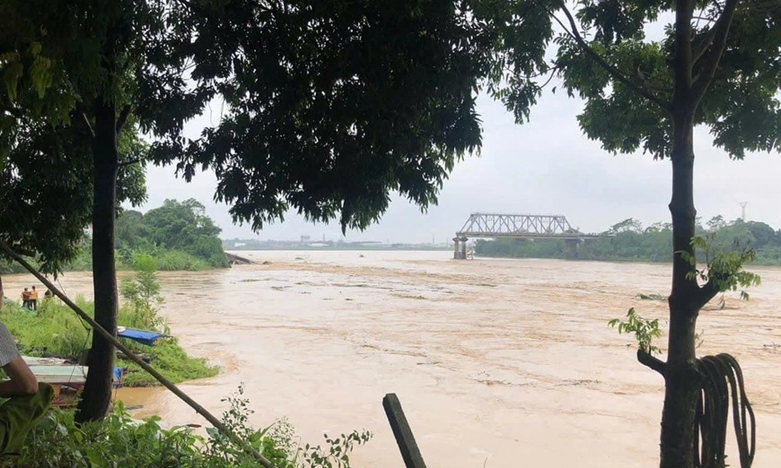 Nóng: Sập cầu Phong Châu, nhiều khả năng có người và phương tiện rơi xuống sông Hồng