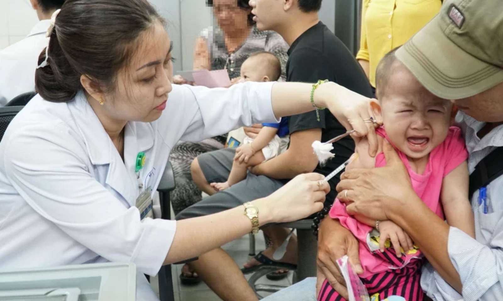 Dịch sởi lan nhanh, tiến độ tiêm vaccine lại chậm 