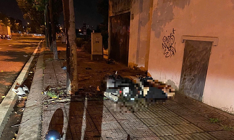 Hai sinh viên chở nhau lao vào cây xanh trên vỉa hè, 1 người tử vong