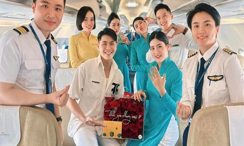 Nữ tiếp viên hàng không bất ngờ được cầu hôn khi đang làm việc