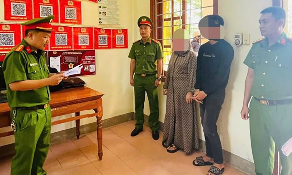 Nhóm thanh thiếu niên dùng vũ khí gây rối trên đường phố
