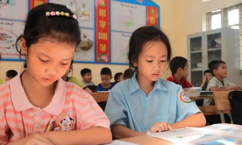 Vượt qua lũ dữ, 107 học sinh Làng Nủ tìm lại mái trường