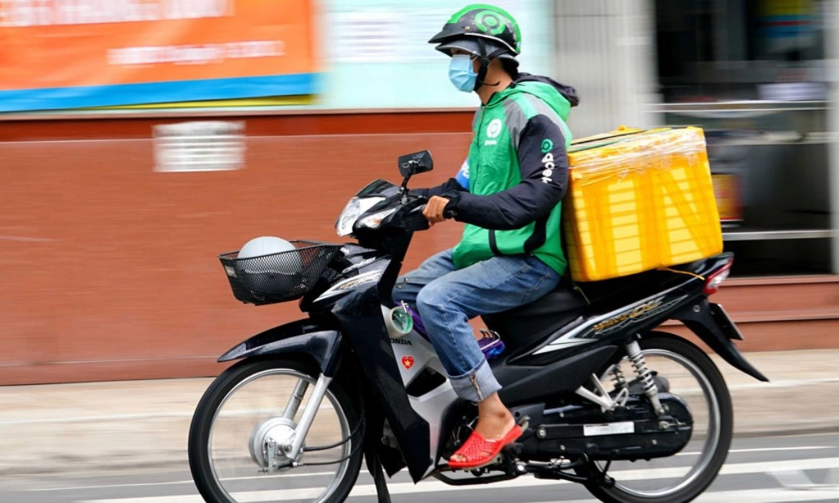 Con vật dài “1 mét” bất ngờ xuất hiện trong hộp đồ giao hàng
