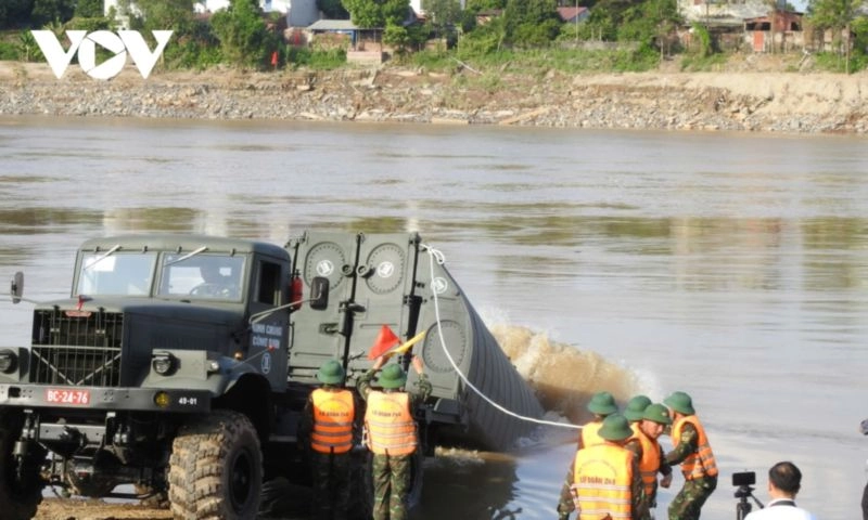 Bắc cầu phao tại khu vực cầu Phong Châu, Phú Thọ
