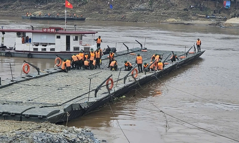Lữ Đoàn 249 triển khai phương án bắc cầu PMP 60T khắc phục sự cố sập nhịp cầu Phong Châu