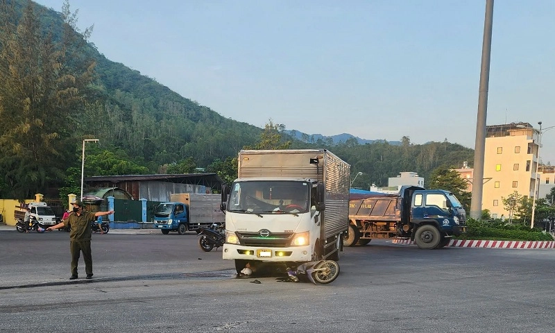 Tai nạn giao thông làm một nam công nhân cầu đường tử vong