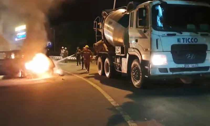 Clip: Ô tô 7 chỗ cháy rụi trên cầu Rạch Miễu, nữ tài xế thoát nạn
