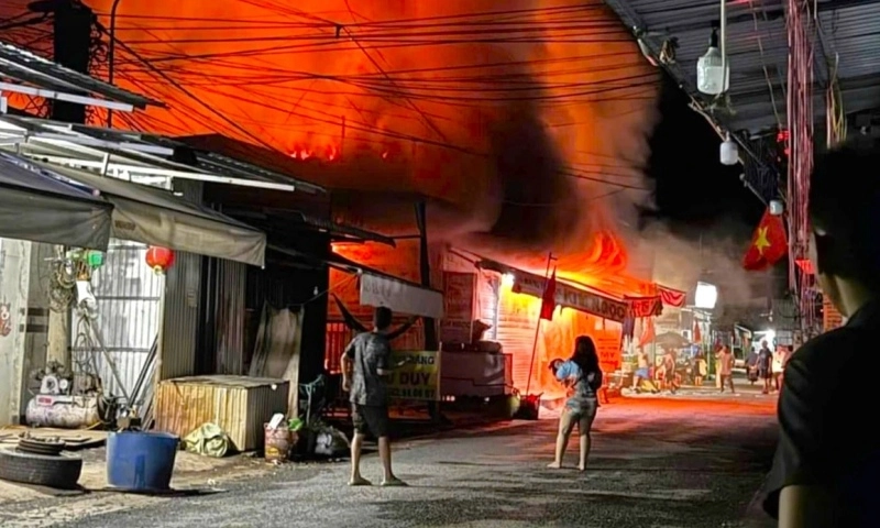 Cháy lớn tại chợ Đá Bạc, thiêu rụi 3 căn nhà, thiệt hại hàng trăm triệu đồng