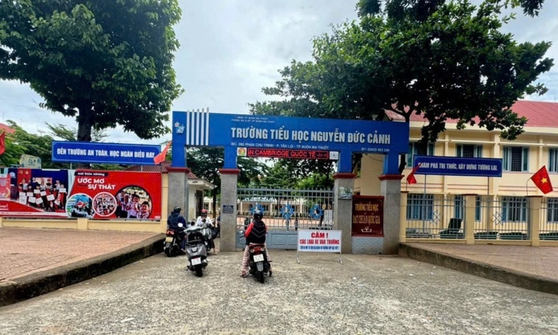 Mùi lạ gây hoảng loạn tại trường tiểu học, 2 giáo viên ngất xỉu