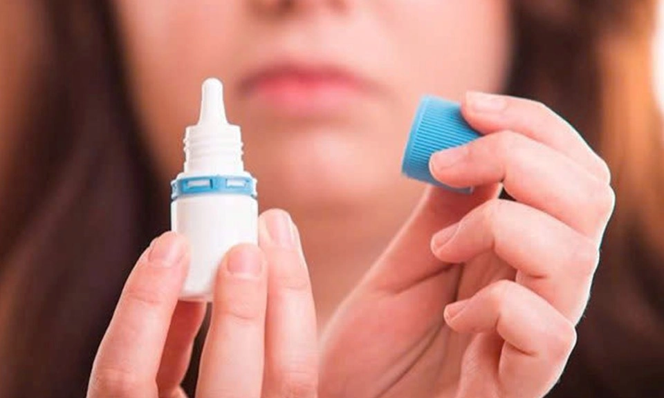 Nhỏ nhầm cồn vào mắt, người phụ nữ phải nhập viện