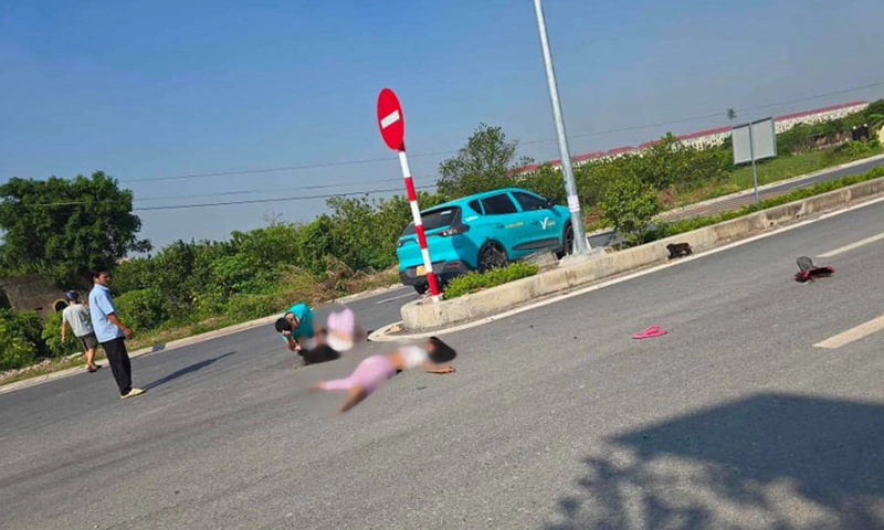 Clip: Taxi điện lao nhanh vào xe đạp điện khiến 2 bé gái bị thương nặng