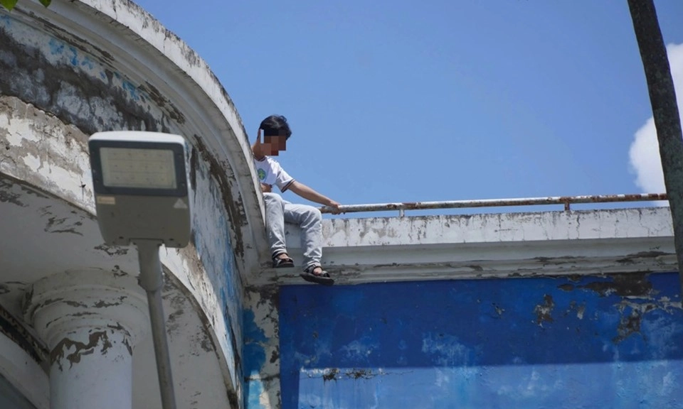 Buồn chuyện tình yêu, nam thanh niên cầm dao leo lên mái nhà sách để tự tử