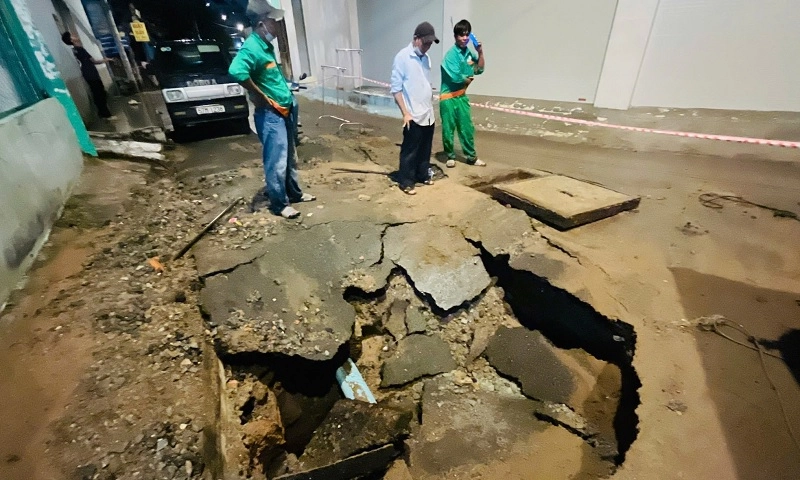 Thành phố Thủ Đức: Xuất hiện hố sâu trên đường sau cơn mưa lớn