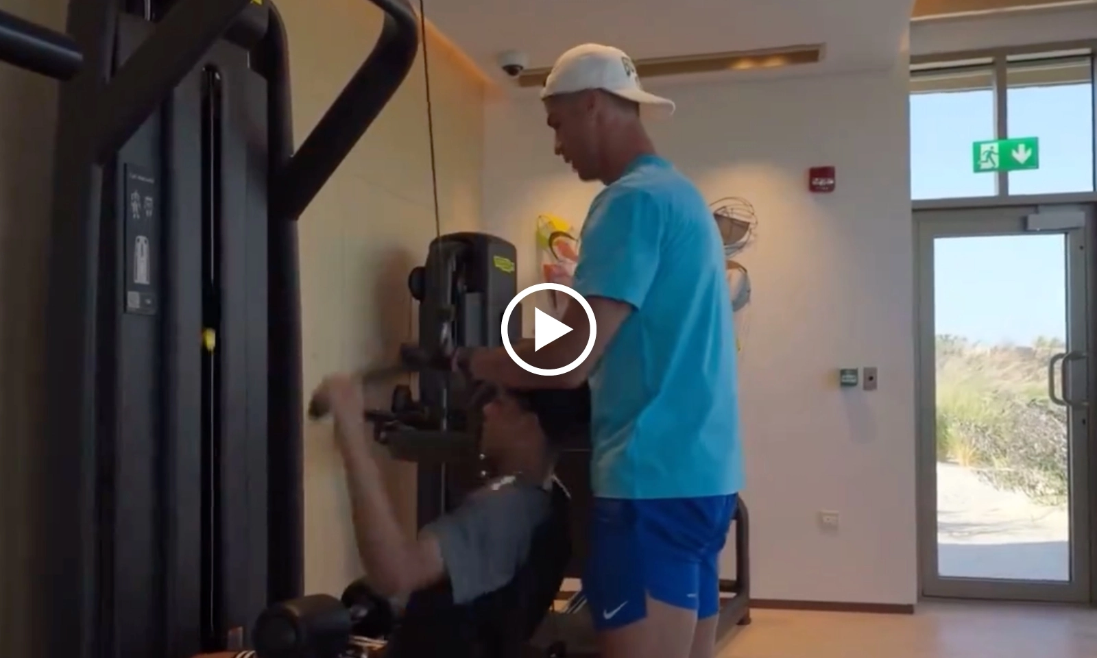 VIDEO: Ronaldo nghiêm khắc huấn luyện con trai thành quái kiệt
