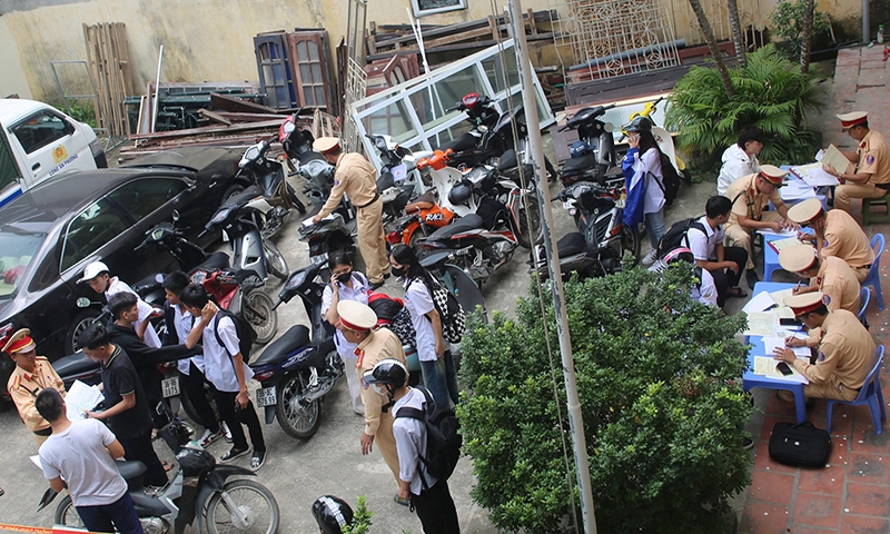 Công an hoá trang xử lý học sinh vi phạm giao thông