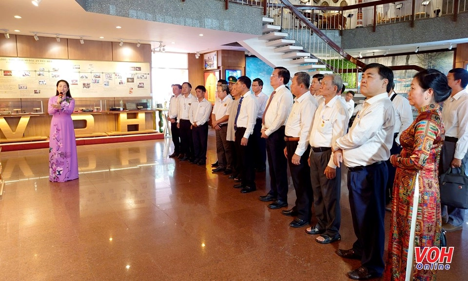 Đoàn đại biểu các điển hình tiêu biểu tham quan Không gian văn hóa Hồ Chí Minh tại VOH