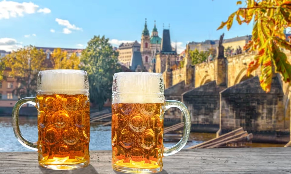 Prague cấm tiệc tùng vào ban đêm để thu hút khách du lịch giàu có và có văn hóa hơn