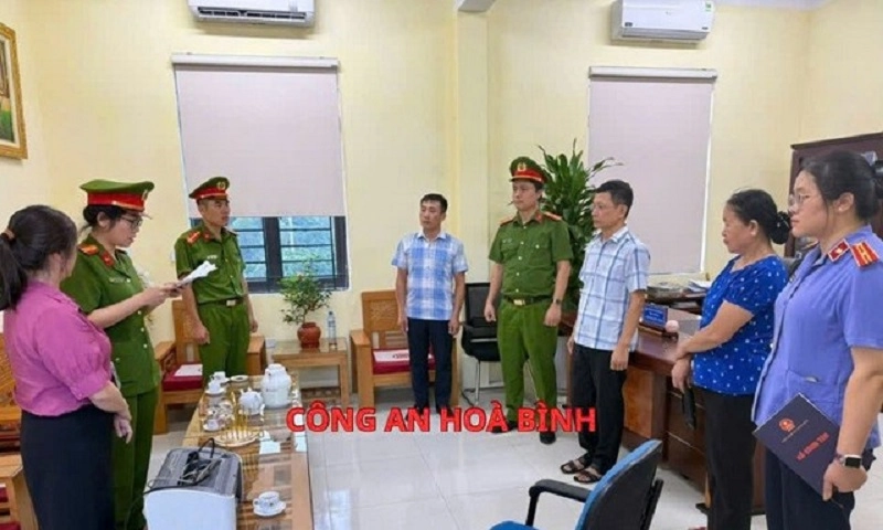 Khởi tố hiệu trưởng Trường THPT Kỳ Sơn về tội lạm dụng chức vụ, quyền hạn chiếm đoạt tài sản