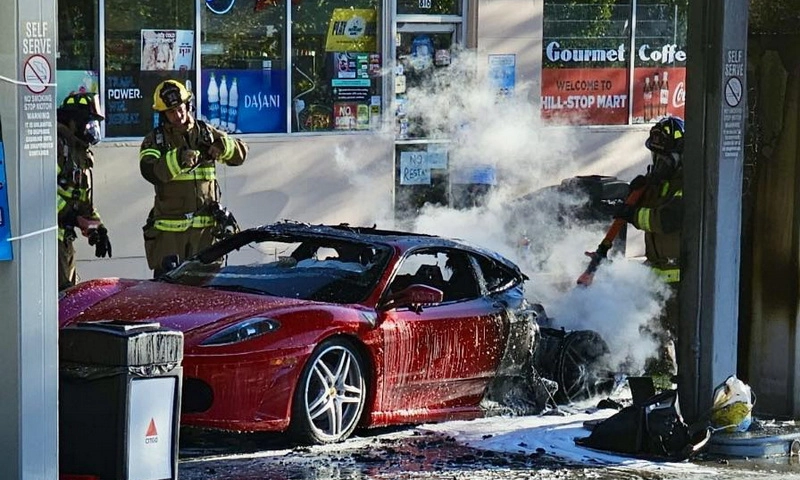 Mỹ: Ferrari F430 cháy rụi trong trạm xăng