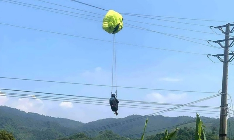 Vận động viên nhảy dù bị treo trên dây  điện, phải cắt điện để giải cứu