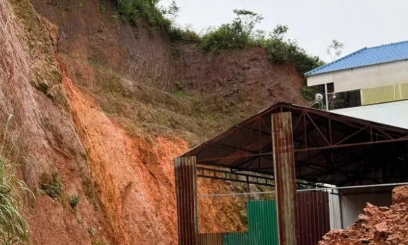 Di dời khẩn cấp 5 hộ dân ở Lâm Đồng khỏi vùng có nguy cơ sạt lở cao