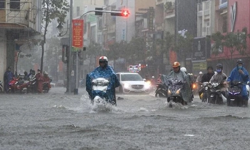 Thời tiết 11/11: TPHCM chiều tối có mưa rào và giông; miền Trung hứng mưa lớn