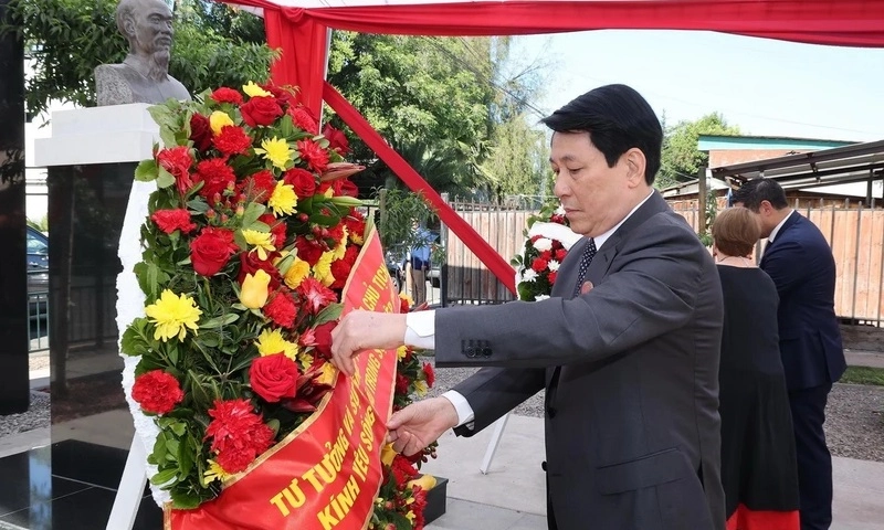 Chủ tịch nước Lương Cường đặt vòng hoa tại tượng đài Chủ tịch Hồ Chí Minh ở thủ đô Santiago