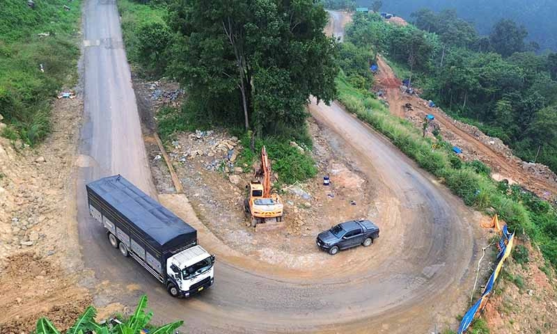 “Xẻ núi, bạt đồi” nắn các khúc cua cùi chỏ trên đèo Đại Ninh