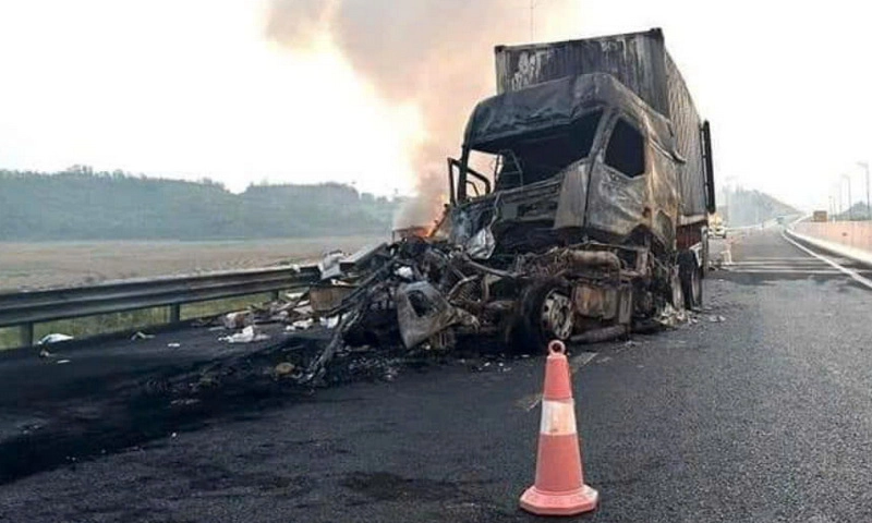 Tai nạn trên cao tốc Vân Đồn - Móng Cái: Xe container bốc cháy, một người bị thương