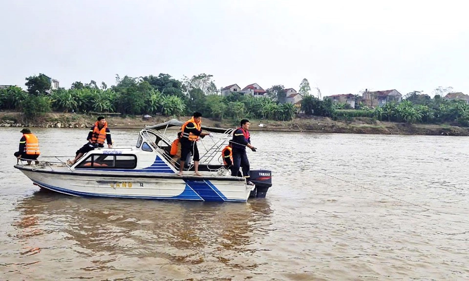 Phú Thọ tăng cường lực lượng tìm kiếm 4 học sinh mất tích trên sông Hồng