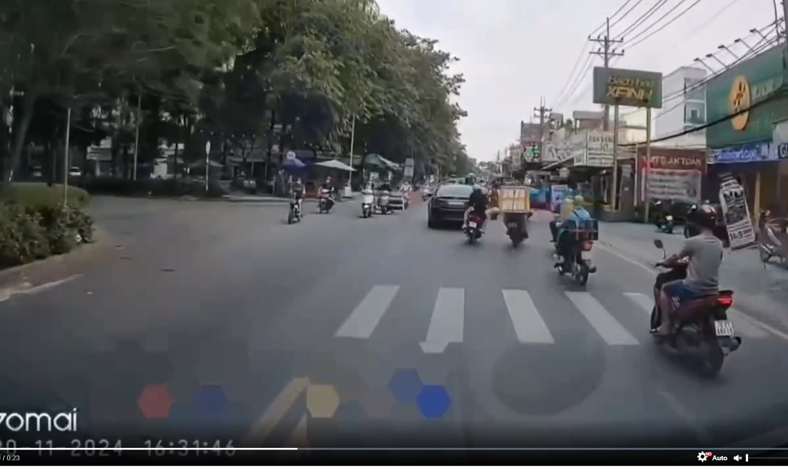 Truy tìm thanh niên tung cước đạp ngã người đi xe máy 