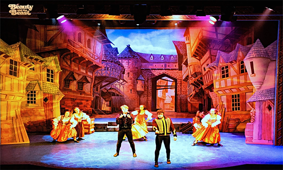 Lần đầu vở kịch “Beauty and the Beast” khéo léo dung hòa văn hóa Anh - Việt