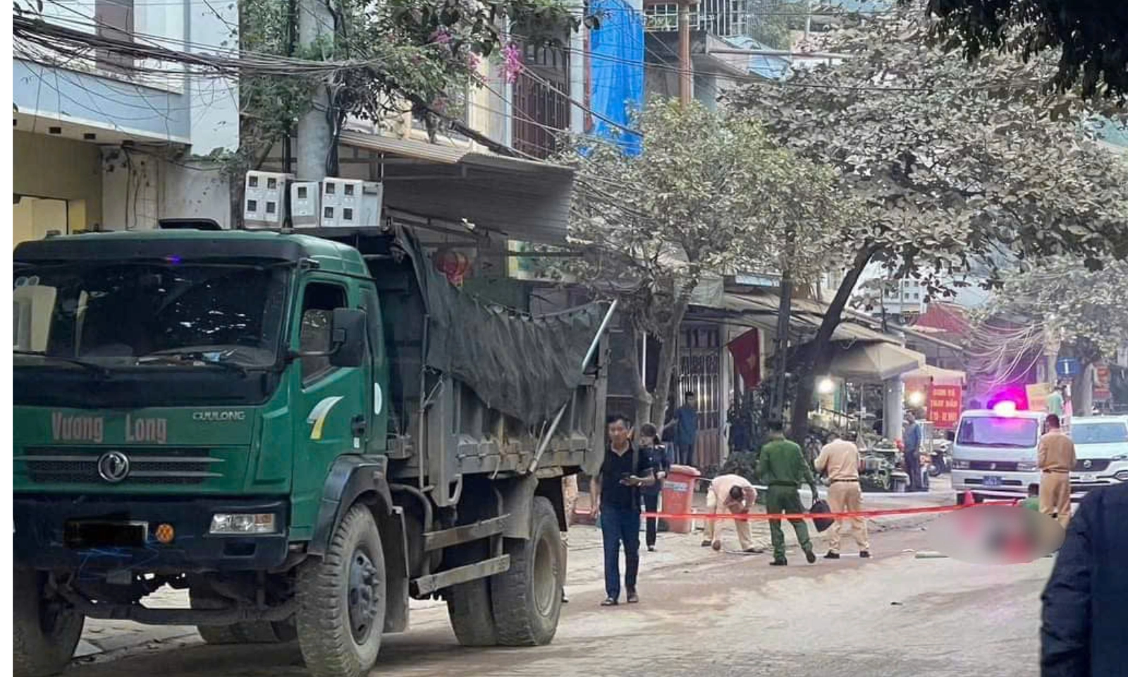 Người đàn ông tử vong sau cú ngã bất ngờ dưới bánh xe tải chở đất tại Yên Bái