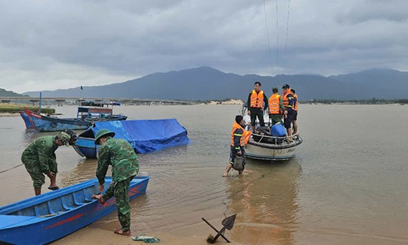 Một cặp vợ chồng đánh cá trên sông bị mất tích