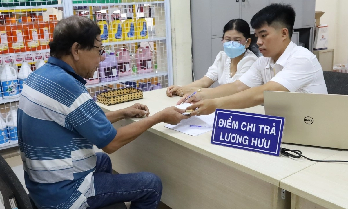 TPHCM, Hà Nội thay đổi lịch chi trả lương hưu, trợ cấp BHXH từ tháng 12/2024