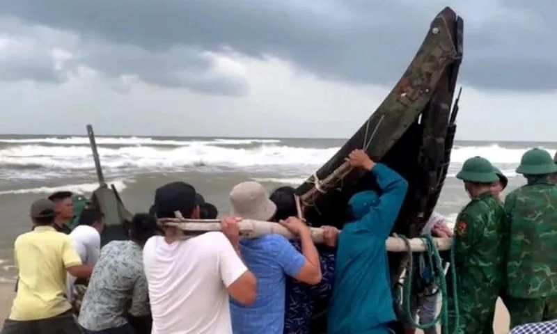 Quảng Trị: Kịp thời cứu sống 3 ngư dân gặp nạn trên biển