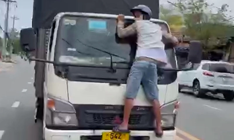 Clip: Người đàn ông đu bám ở đầu xe tải như phim hành động