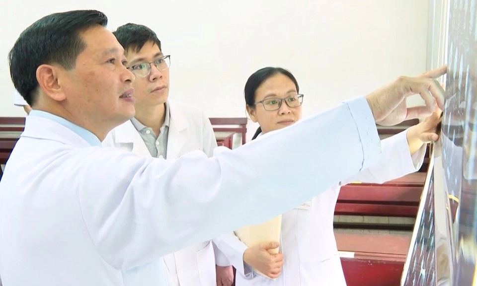 Chữa lành mắt cho người đàn ông đột ngột bị mù do biến chứng của viêm xoang