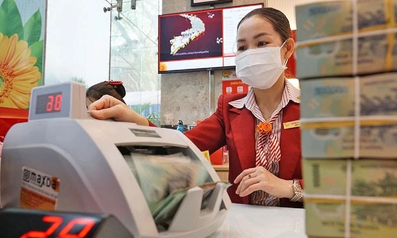 Tiền tiết kiệm gửi vào ngân hàng đạt kỷ lục mới