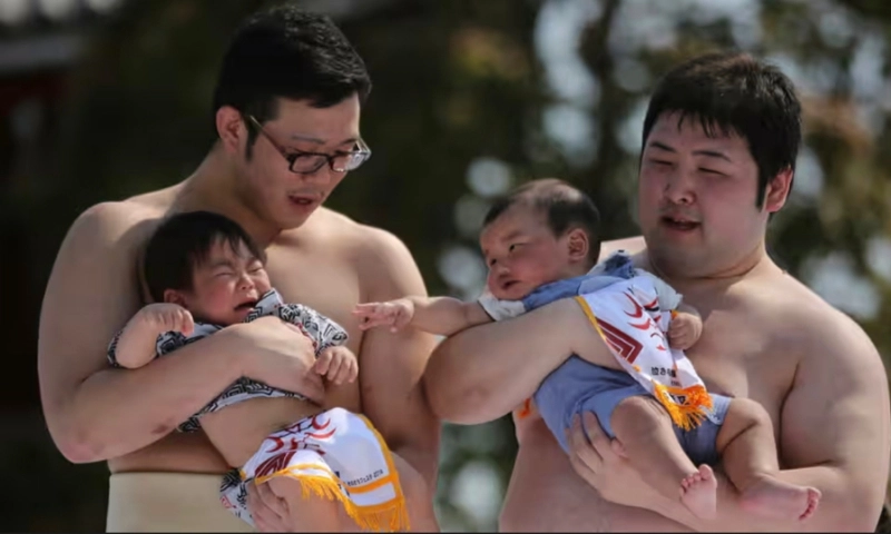 Tokyo thử nghiệm tuần làm việc 4 ngày để khuyến khích sinh con 